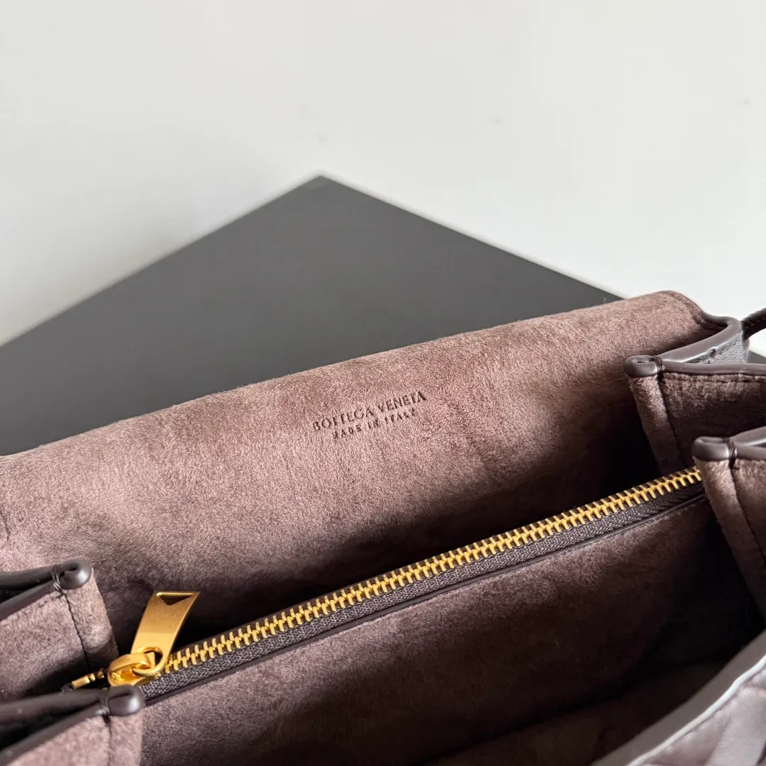 Batch 1680 Bottega Veneta’s new early spring products are here◍˃ᵕ˂◍ This super cute little bag captures my heart every time. This kind of simple little bag that can be carried on the back at any time is so convenient. The surprise of this Notturno clutch lies in the three independent spaces inside. Babies with a lot of belongings must be able to empathize with the tiredness of searching for items for a long time every time. This divided area design simply captures my heart. Style number: 843893 Size: 21*11*9cm Color: black brown